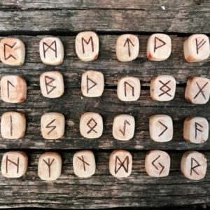 Les runes : À quoi s’attendre lors d’un tirage ?